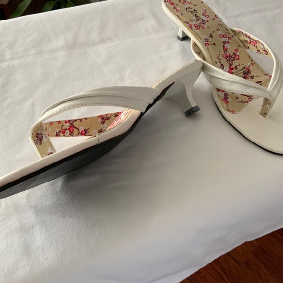 Ladies (new with tags) sandals - Picture 2 of 3